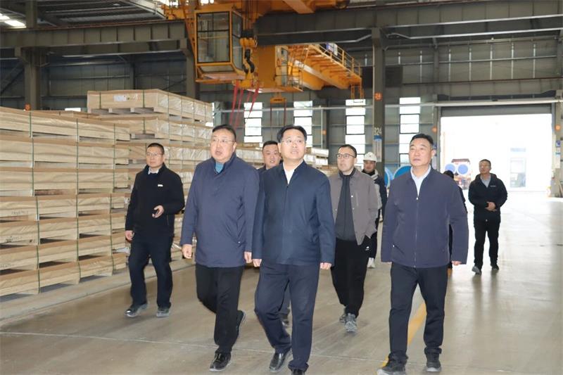 鞏義市委書記、市長(zhǎng)郭程明蒞臨明泰鋁業(yè)慰問一線員工